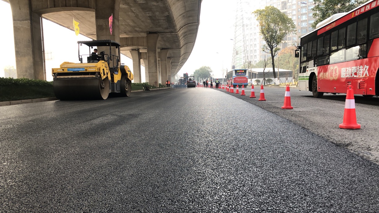 長(zhǎng)沙太空金路橋材料有限公司,雙鋼輪壓路機(jī),福格勒瀝青攤鋪機(jī),AC系列,AF系列,SBS系列