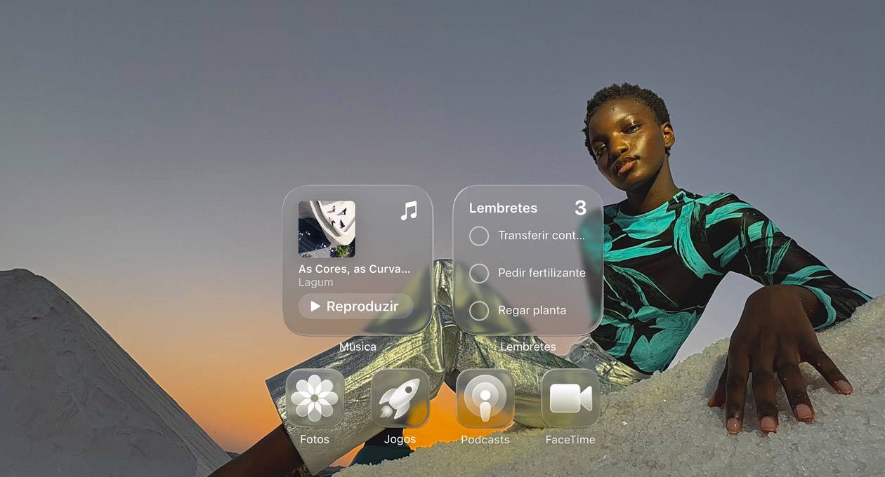 Tela em Liquid Glass com ícones de apps transparentes, como Apple Music, Lembretes, Fotos, Games, Podcasts e FaceTime, que criam um efeito de refra??o no papel de parede.