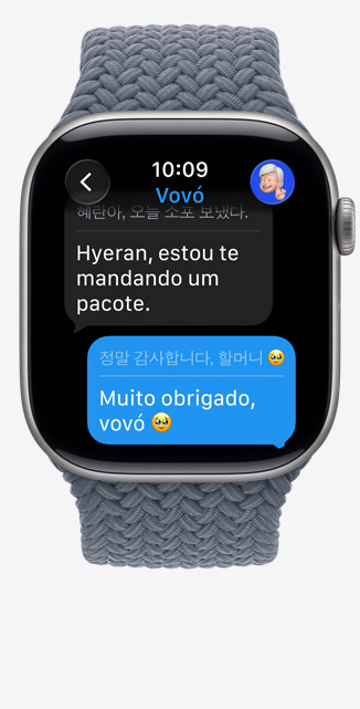 Apple Watch Series 11 com caixa cinza-espacial de alumínio, a Tradu??o ao Vivo altera o idioma do iMessage para inglês, pulseira loop solo tran?ada na cor azul-ancora