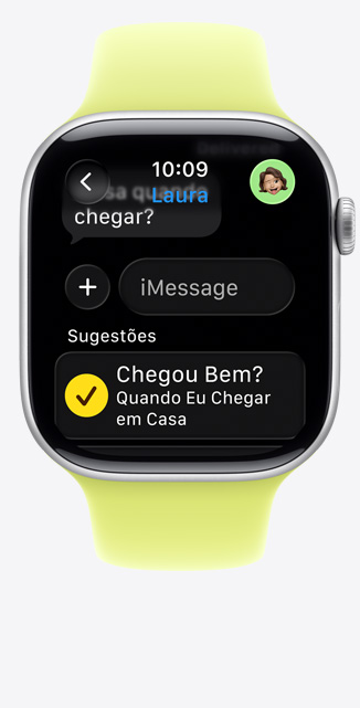 Apple Watch Series 11 com caixa prateada de alumínio, sugest?o de Chegou Bem no iMessage, pulseira esportiva amarelo-néon