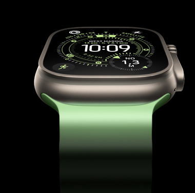 Plan rapproché d’une Apple Watch Ultra 3 en titane naturel sur fond noir. L’heure et d’autres données dynamiques s’affichent à l’écran.