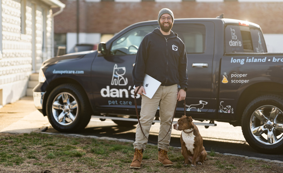 Dan Reitman, chef de la direction, a commencé en promenant seul des chiens, et il emploie désormais 80 personnes.