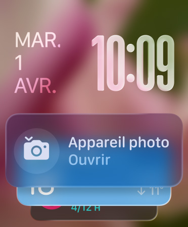 Le widget Appareil photo appara?t au bas de l’écran, l’heure en chiffres translucides en haut à droite, et la date en haut à gauche