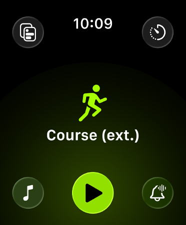 Nouvelle présentation de l’app Exercice, boutons verts dans chaque coin pour accéder aux alertes, à la musique, aux expériences, aux entra?nements personnalisés et aux données, sur fond noir. Au centre se trouve l’ic?ne verte d’une personne qui court, avec Course extérieure en lettres blanches juste en dessous; sous cette inscription figure un bouton de lecture vert.