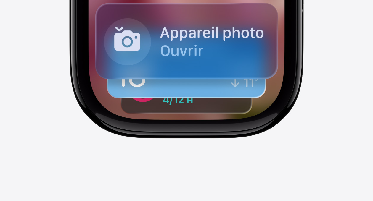 Une Apple Watch noir de jais sans bracelet affichant une ic?ne d’indice de la pile intelligente