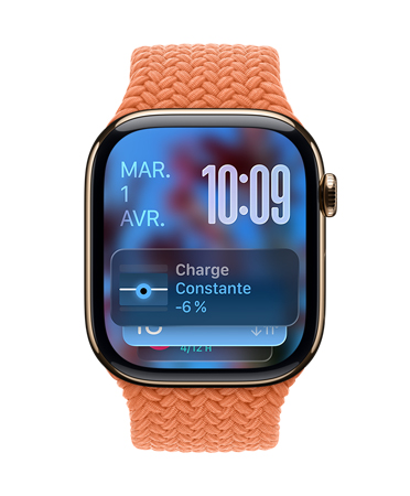 Apple Watch en titane or assortie d’un bracelet tressé tangerine, la date figure dans le coin supérieur gauche du cadran et l’heure en chiffres dans le coin supérieur droit, le widget Charge d’entra?nement se trouve en bas, tout s’affiche en Liquid Glass translucide