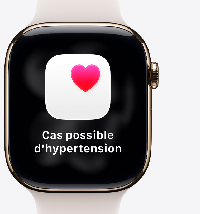 Apple Watch Series 11, bo?tier en titane, or poli, notification de cas possible d’hypertension, c?ur rose dans un encadré blanc, c?té droit extérieur, Digital Crown, bracelet sport rose tendre