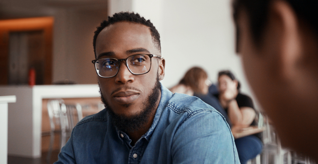 Shaunte, Asesor de Apple Support, habla con su Manager en una oficina de Apple.