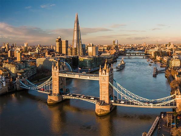Vue aérienne de Londres et de la Tamise, avec le Tower Bridge au premier plan.