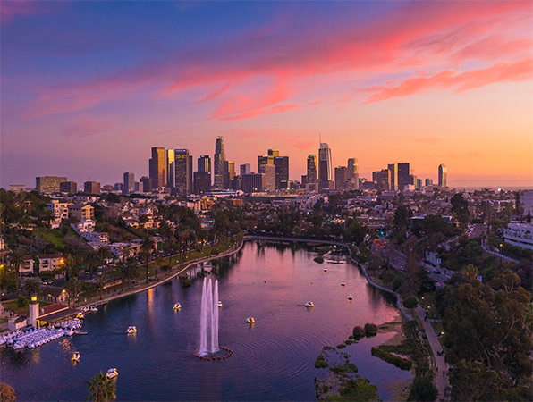 Vue aérienne des gratte-ciel de Los?Angeles, avec un parc et un lac au premier plan.