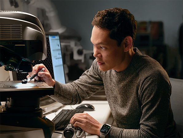 Un ingénieur Apple teste du matériel dans un?labo.