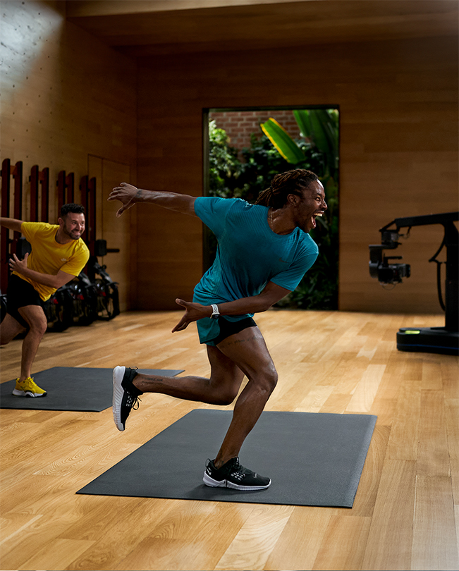 Des coachs Apple?Fitness+ enregistrant une séance dans un studio vidéo. 
