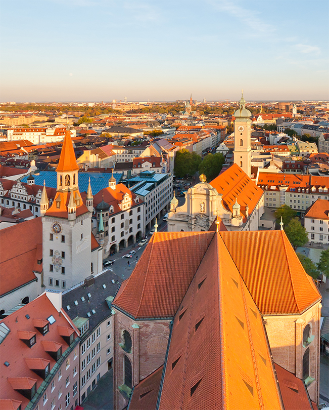 Letecky pohled na panorama německého Mnichova.