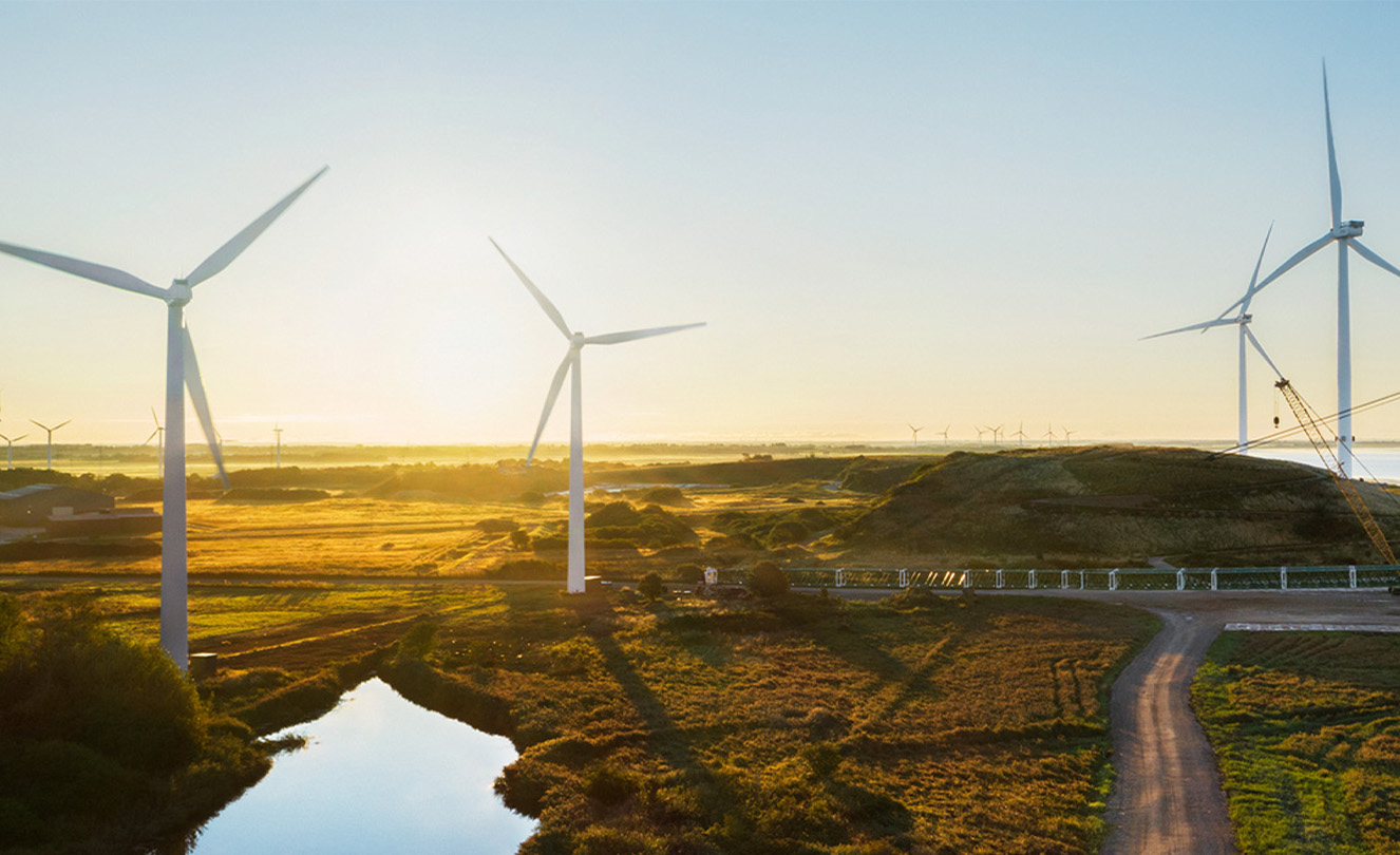 Pole s?několika větrnymi turbínami vyrábějícími energii.