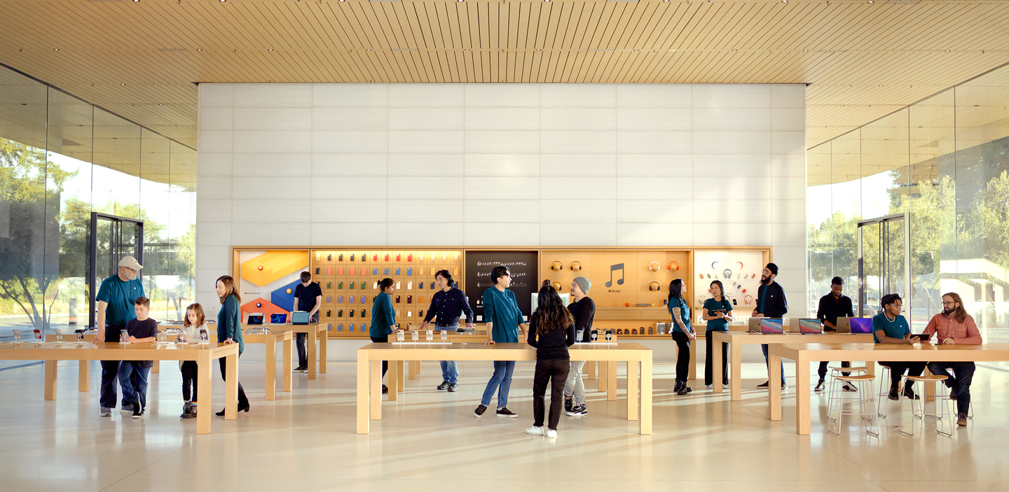 Un Apple?Store avec des membres de l’équipe debout à différents endroits.