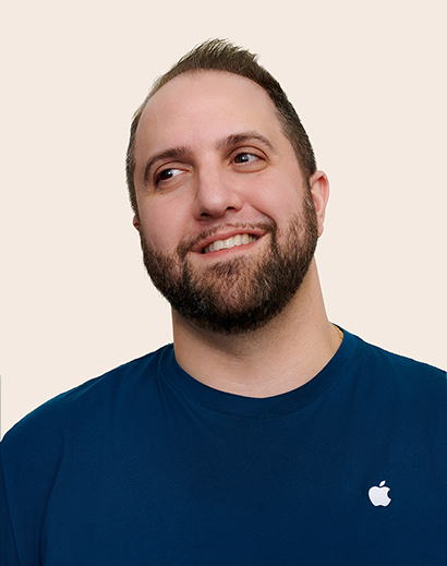 Membre de l’équipe Apple?Retail qui sourit et détourne le regard de l’objectif.