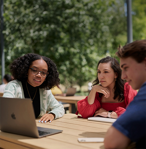 Un petit groupe de stagiaires chez Apple travaillant ensemble au Caffè Macs.