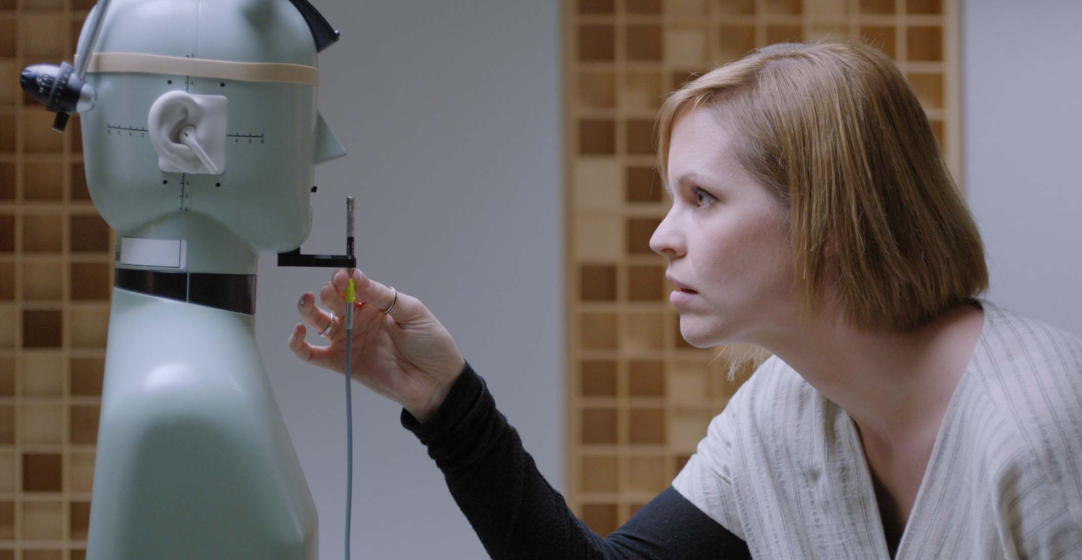 Suzie, mened?erka zespo?u ds. prototypowania uk?adów akustycznych w Apple, reguluje pozycj? mikrofonu przed manekinem w pracowni in?ynierskiej w Cupertino.