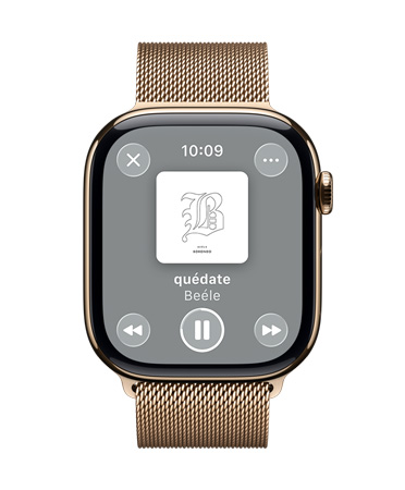 Apple Watch de titanio color oro con una correa estilo milanés, en cuya pantalla se ve la reproducción de una canción en Apple Music, así como el dise?o translúcido de los controles en Liquid Glass