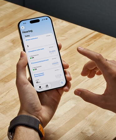 ?lověk si?dělá sluchovy test na?iPhonu