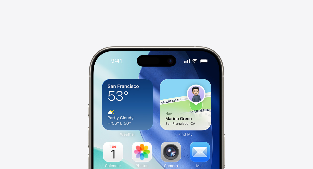 iPhone, v horní ?ásti obrazovky je vidět plocha, v jejím horním ?ádku jsou widgety Po?así a Najít
