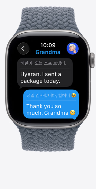 Apple Watch Series 11, pouzdro z vesmírně ?edého hliníku, okam?ité tlumo?ení p?evádí napsanou zprávu iMessage do angli?tiny, pleteny navlékací ?emínek, ocelově modrá barva