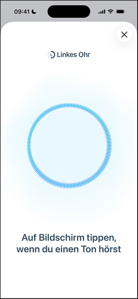 Ein iPhone neben den AirPods Pro 3 zeigt den laufenden H?rtest