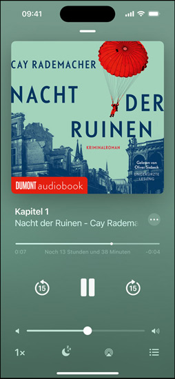 iPhone Bildschirm mit einem H?rbuch. Unterhalb des Covers befindet sich die Wiedergabesteuerung, einschlie?lich einer Wiedergabetaste, eines Lautst?rkereglers und der Tasten zum Vor? und Zurückspulen