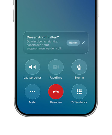 Ein iPhone; die untere H?lfte des Displays zeigt einen aktiven Anruf mit der neuen Option ?Warteschleifenassistenz“ und einer Mitteilung mit der Taste ?Warten“