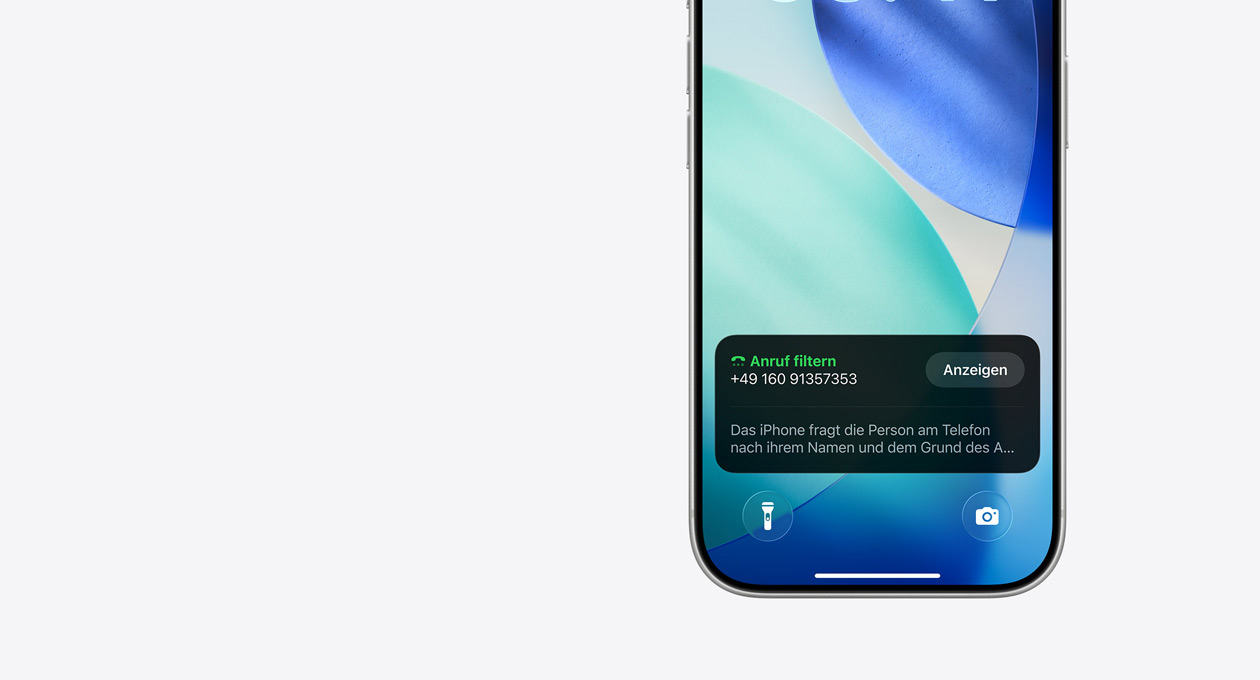 Ein iPhone; der untere Teil des Sperrbildschirms zeigt eine Mitteilung des Anruffilters mit dem Text: ?iPhone fragt den Anrufenden nach seinem Namen und warum er anruft“