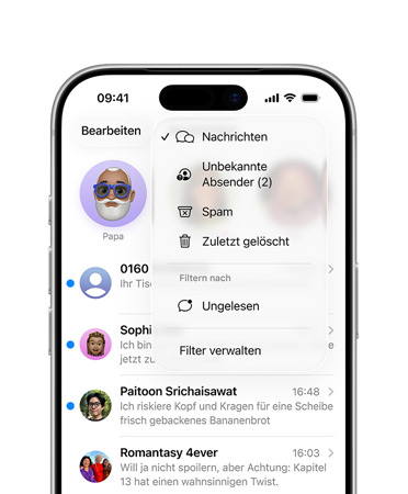 Ein iPhone; die oberen zwei Drittel des Displays zeigen die Nachrichten App mit der neuen Filterfunktion, die jetzt unbekannte Nummern in einen Abschnitt namens ?Unbekannte Absender:innen“ sortiert.