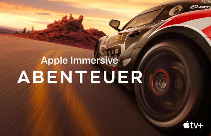 Rennwagen, darüber in wei?en Buchstaben ?Apple Immersive Adventure“