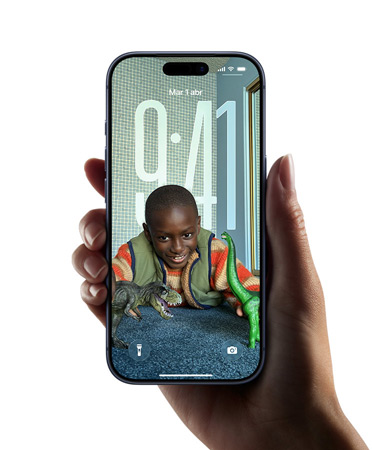 Una mano sostiene un iPhone que muestra el nuevo dise?o de Liquid Glass que permite que la hora se adapte dinámicamente a la imagen en la pantalla de bloqueo