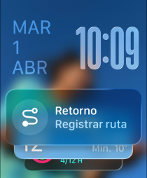 Tres modelos de Apple Watch: el del centro en color natural con un Grupo Inteligente que muestra el widget Retorno en la esfera; el de la derecha en negro azabache con la pantalla Entreno en la esfera, y el de la izquierda en oro rosa con Calidad del Sue?o en la esfera