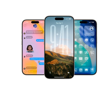 Drei iPhone Modelle mit unterschiedlichen Displays hintereinander, wobei sich die Modelle leicht überlagern. Das linke iPhone zeigt eine Konversation mit einem Hintergrund in Nachrichten. Das mittlere Modell zeigt einen Sperrbildschirm mit Foto und den Ziffern der Zeitanzeige in Liquid Glass. Das rechte Modell zeigt transparente App Symbole in Liquid Glass