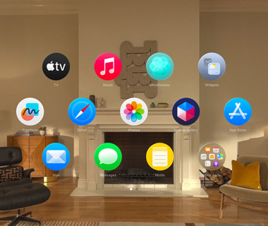 Die Home Ansicht der Apple Vision Pro. Eine Sammlung von App Symbolen, die im dreidimensionalen Raum durch ein Wohnzimmer schweben.