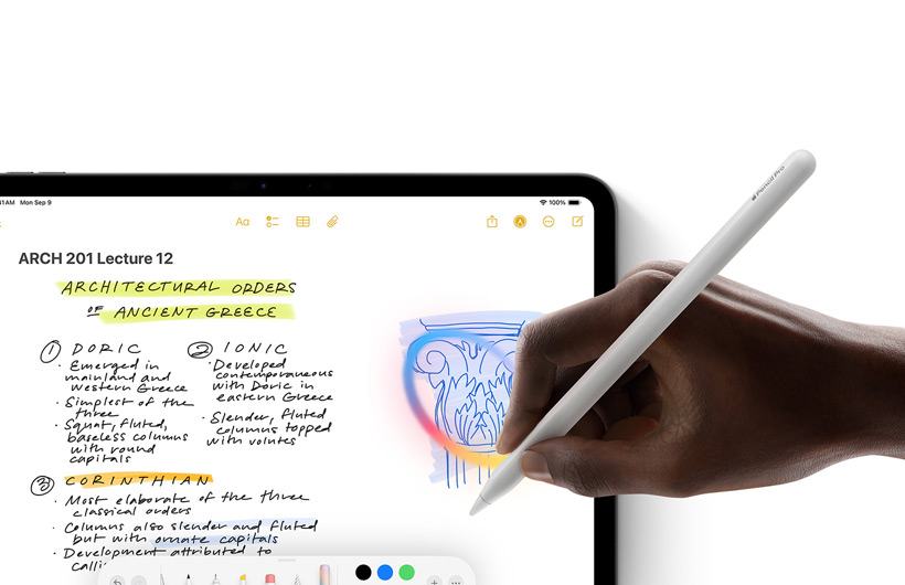 En h?nd holder Apple Pencil og tegner en sirkel rundt en skisse i Notater-appen p? iPad.
