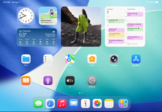 Trois modèles d’iPad, orientation paysage, avec le modèle au centre devant les deux autres, un Apple Pencil fixé de fa?on magnétique à son sommet, l’écran central montre l’écran d’accueil où s’affichent des ic?nes d’app colorées à effet Liquid Glass, l’écran de gauche montre l’app Aper?u, l’écran de droite montre l’écran d’accueil avec des fichiers qui sortent du Dock
