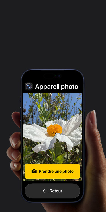 écran d’iPhone 17 Pro affichant l’interface simplifiée de l’app Appareil photo avec une fleur blanche dans le cadre, le bouton ? Prendre une photo ? et le bouton ? Retour ? en dessous