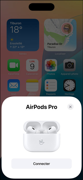 Bo?tier de charge MagSafe contenant des AirPods Pro, à c?té d’un iPhone. Petite vignette sur l’écran d’accueil de l’iPhone montrant la fenêtre contextuelle avec le bouton Connexion qui permet de jumeler facilement les AirPods.