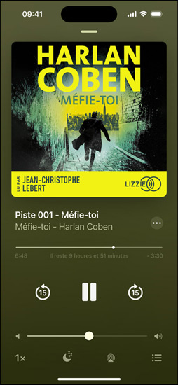 écran d’iPhone affichant un livre audio. Sous la couverture se trouvent les commandes de lecture, incluant un bouton de lecture, un curseur de volume et des boutons pour avancer ou revenir en arrière