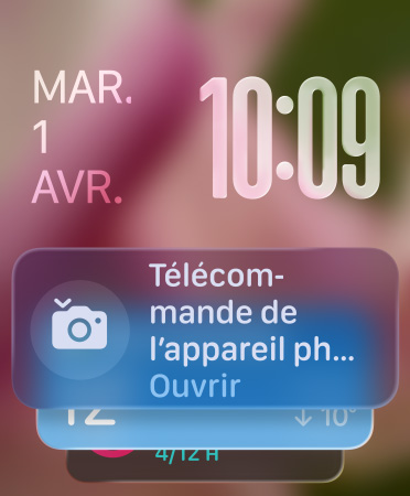 Le widget Télécommande de l’appareil photo appara?t en bas de l’écran, l’heure en chiffres translucides en haut à droite, la date en haut à gauche