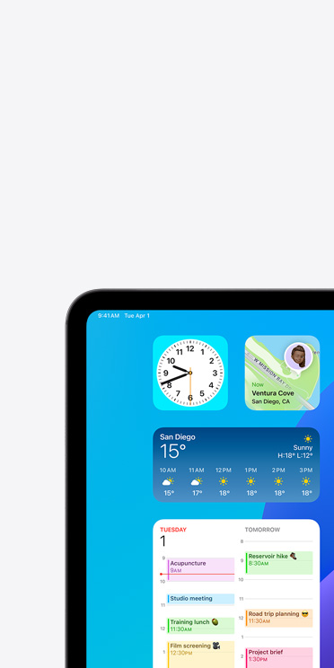 iPad Pro 螢?zāi)簧险故九园坠δ?，畫面中有個(gè)天氣 app 的小工具，音訊輸出的內(nèi)容為「Weather, San Diego, 15 degrees」