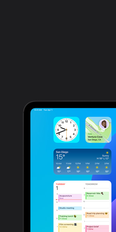 iPad Pro 螢?zāi)簧险故九园坠δ埽嬅嬷杏袀€(gè)天氣 app 的小工具，音訊輸出的內(nèi)容為「Weather, San Diego, 15 degrees」