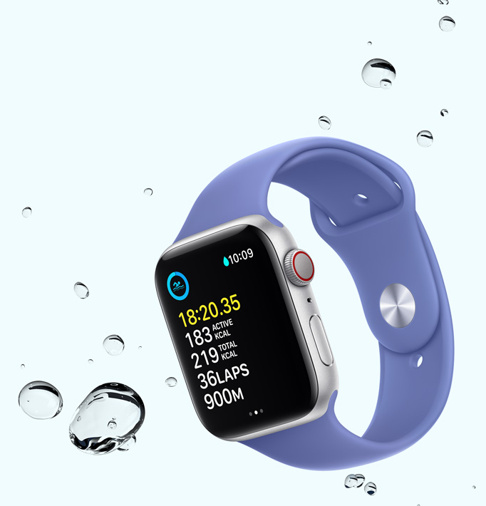 Apple Watch SE 展示游泳體能訓(xùn)練畫面，裝置附近有些水滴。