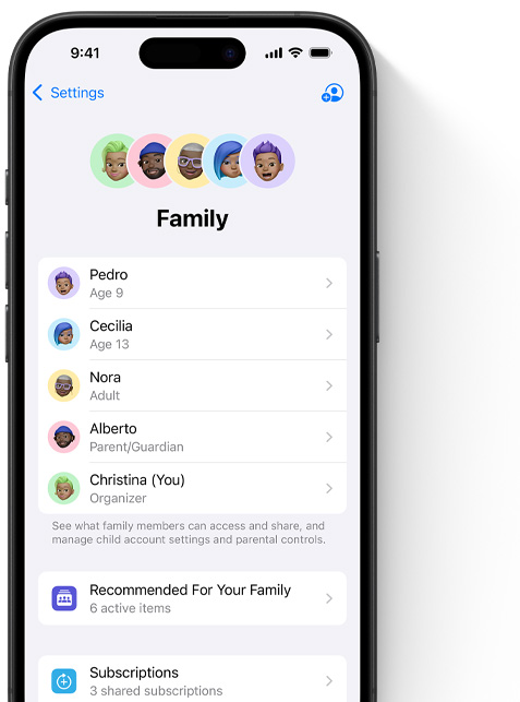 iPhone 螢?zāi)伙@示「家庭」頁(yè)面的「設(shè)定」，代表每位家庭成員的 Memoji 排列在頂部，每個(gè)圖像均以色彩繽紛的圓形作背景。同樣的各個(gè) Memoji 在下方列出，顯示「家人共享」群組的所有成員
