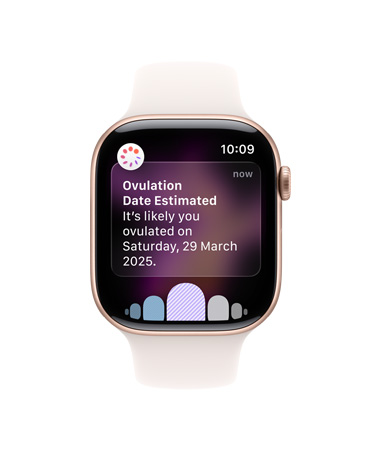 Apple?Watch Series?11，玫瑰金色鋁金屬錶殼，展示排卵期推算通知，右側(cè)外觀：數(shù)碼錶冠，配搭淡胭脂色運動錶帶