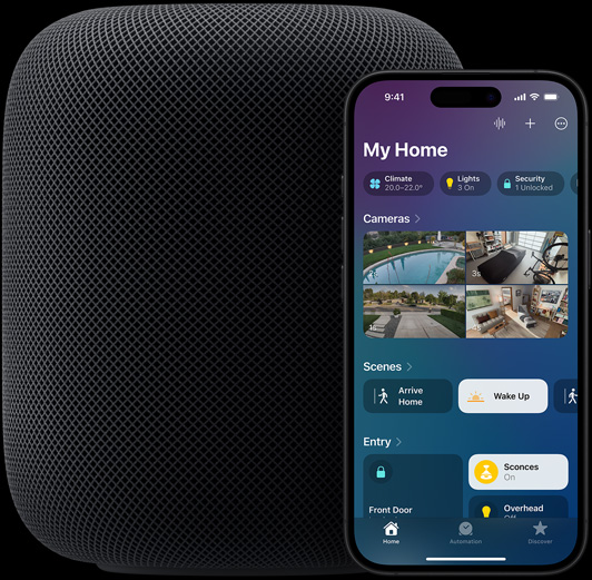 一部 iPhone 放在一部 HomePod 揚(yáng)聲器前少少的位置，螢?zāi)簧巷@示家居 app 的主畫(huà)面