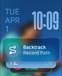 三款 Apple Watch 型號；中間的 Apple Watc 配備原色鈦金屬錶殼，錶面顯示回溯小工具的智慧型疊放提示；右方的 Apple Watc 配備午夜暗色錶殼，錶面顯示體能訓(xùn)練 app 畫面；左方的 Apple Watc 配備玫瑰金色錶殼，錶面顯示睡眠分數(shù)畫面