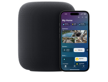 在午夜暗色 HomePod 旁邊有一部 iPhone，螢幕顯示家居 app 的「我的家」用戶介面